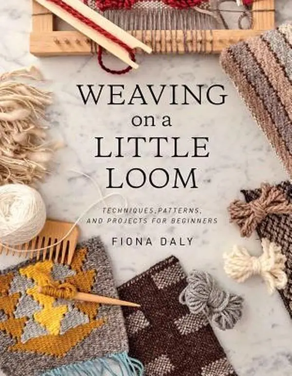 Weaving on a Little Loom: Techniques, Patterns, and Projects for Beginners -- Fiona Daly, Paperback