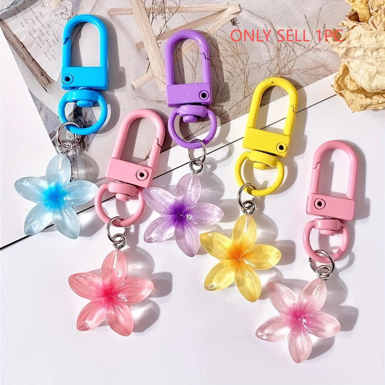 Cute Transparent Chrysanthemum Daisy Floral Pattern Keychain - Light Yellow, Pink Translucent Pendant, Suitable for Headphones, Water Cups, Backpack Pendant - Women's Gift, Cute Keychain Accessory, Keychains Cute