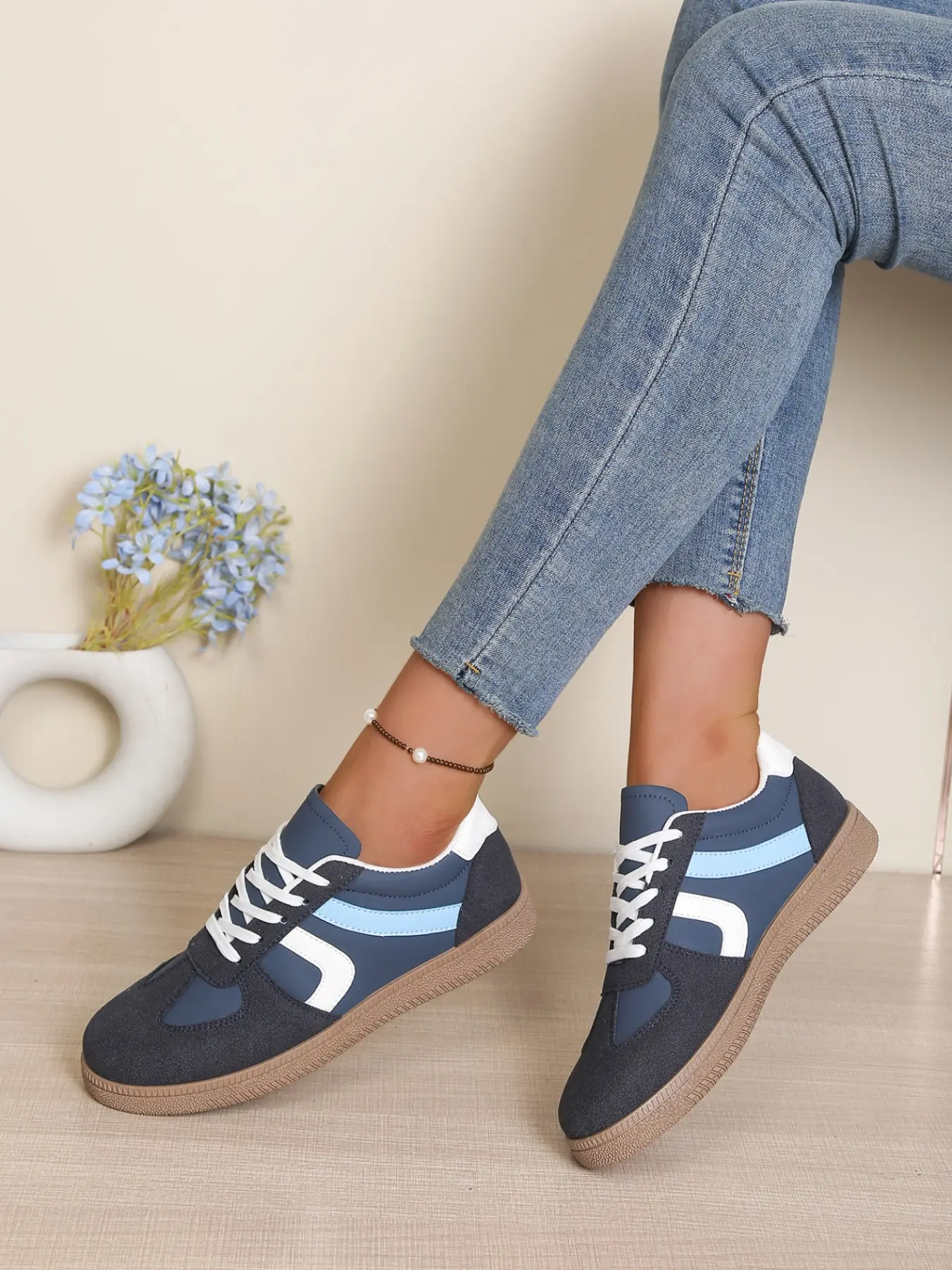 Women's New Casual Sport Shoes, Vintage Round Toe Lace-Up Skateboard Shoes, Flat Training Shoes, Student Fall Flats, Fashion Outdoor Sneakers, Street Style Shoes, Casual Skateboarding Shoes, Sneaker Footwear