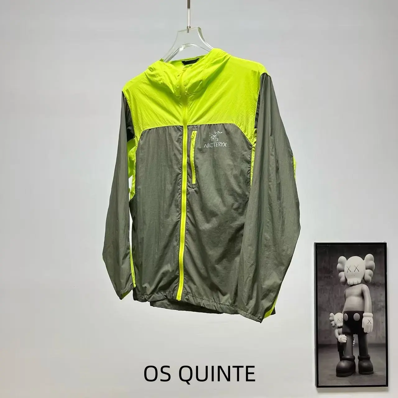 Stylish Grey Fluorescent Green Contrast Packable Hooded Sun Shell Jacket For Men Lightweight Wind‑Blocking Fabric Adjustable Hood For Sports And Urban Commuting