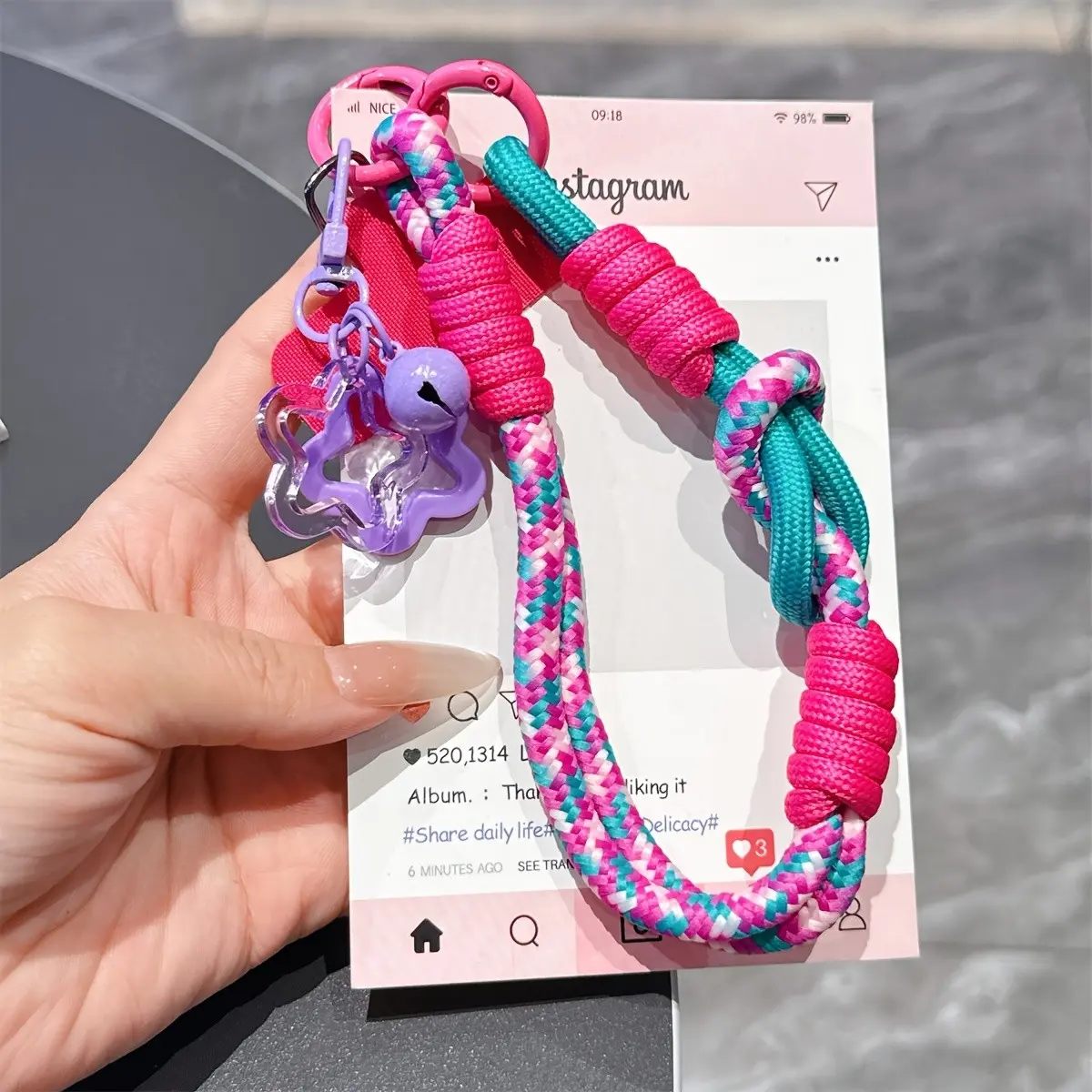 Dual-Color Phone Lanyard, Short Wrist Strap with Star Pendant, Anti-Loss Mobile Cord, Phone Charm for Men and Women, Outdoor Hiking Accessory
