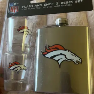 Mojo Licensing NFL Flask Set - 1 Flask and 2 Shot Glasses