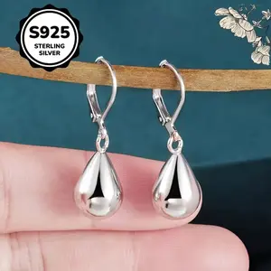 A pair of silver teardrop earrings with water droplet pendants. These versatile jewelry pieces are suitable for all seasons and are ideal for daily wear, as well as perfect gifts for birthdays and Valentine's Day.