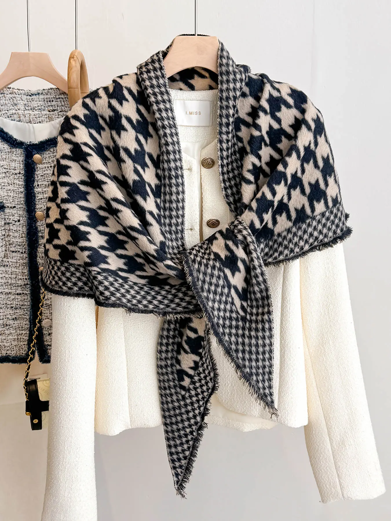 Elegant Two-Sided Triangle Knitted Shawl, Double Sided Scarf, Houndstooth Print Scarf, Women's Versatile Wrap, Casual Fashion Accessory for All Seasons