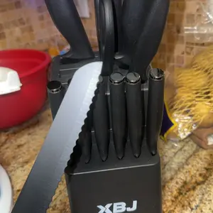 XBJ Knife Set, 15-piece kitchen knife set, built-in sharpener, high-carbon stainless steel blades, sharp and rust-resistant, includes a built-in sharpener and kitchen scissors, dishwasher safe, black.