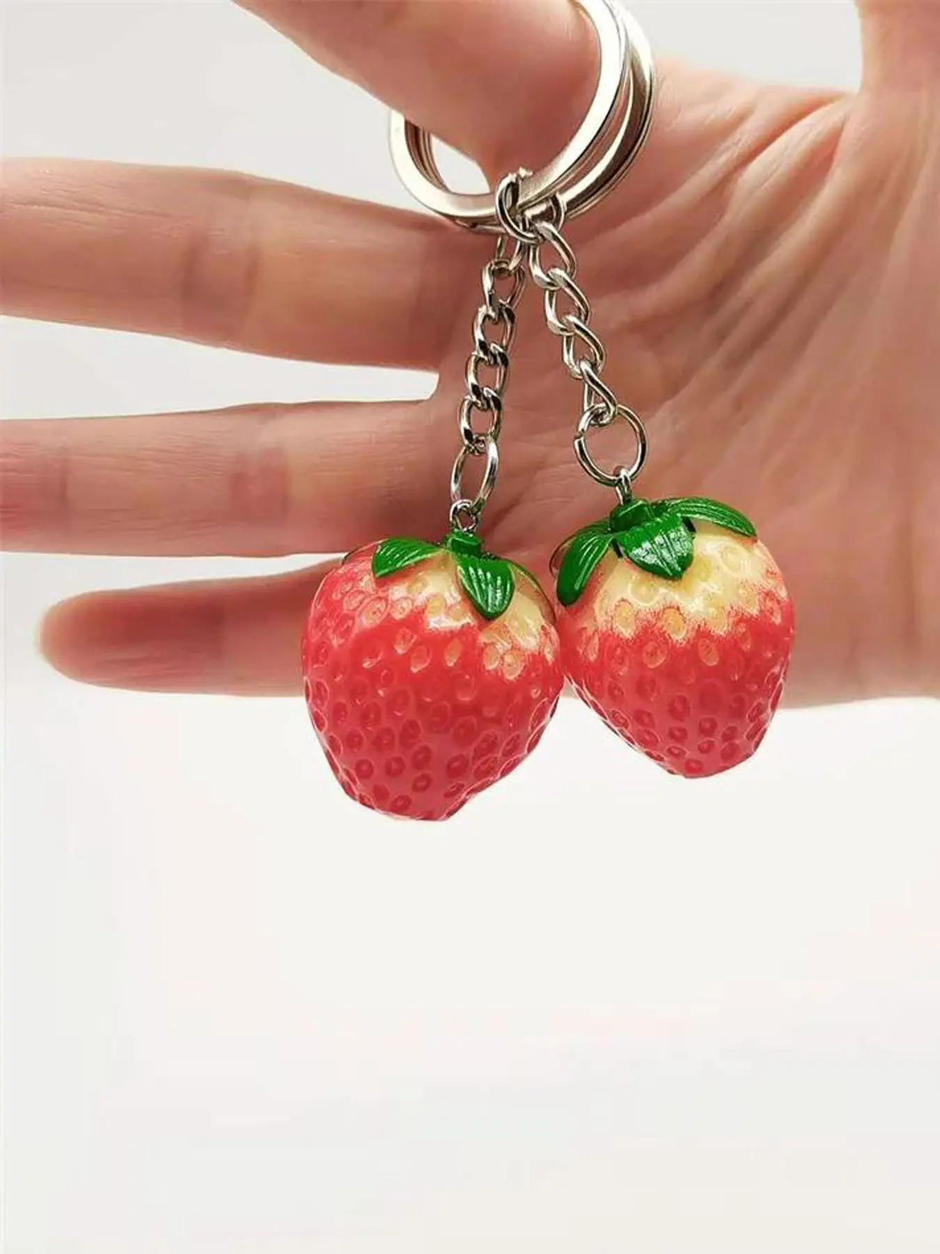 Realistic Strawberry Resin Keychain - Ladies Cartoon Themed Key Ring with Ring Buckle, Decorative Floral Fruit Key Holder for Christmas-2pcs