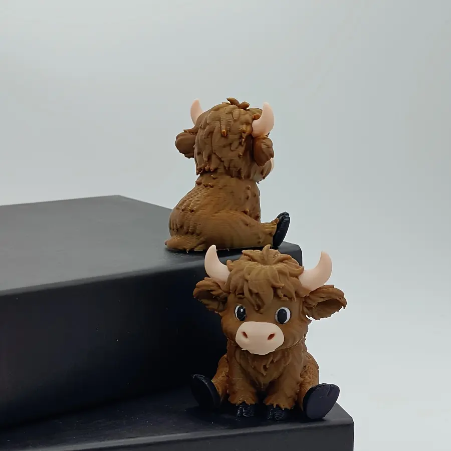 Highland Cow Desktop Decoration, Figurine, Cute Cow Design, Cute Animal Design, Farmhouse Decor, Home Decor Accessory, Animal Decorations, Durable Plastic, Perfect for Home Office Birthday Christmas Halloween Easter Thanksgiving