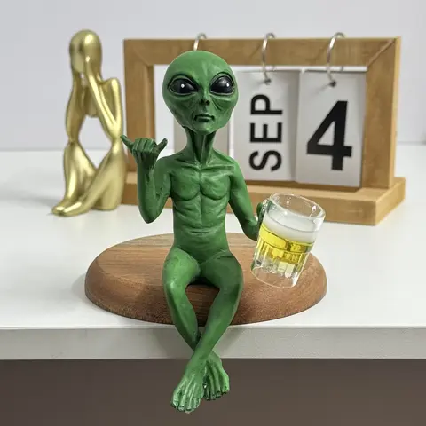 Alien Design Beer Drinking Statue Fun & Humorous Outer Space Decor Alien Figurine with Beer Mug Ideal Gift for Sci-Fi Fans Ornaments