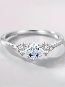 Fashionable and elegant white cubic zirconia inlaid women's Duchess Cut Solitaire Halo ring suitable for parties, banquets, engagements, women's jewelry gifts
