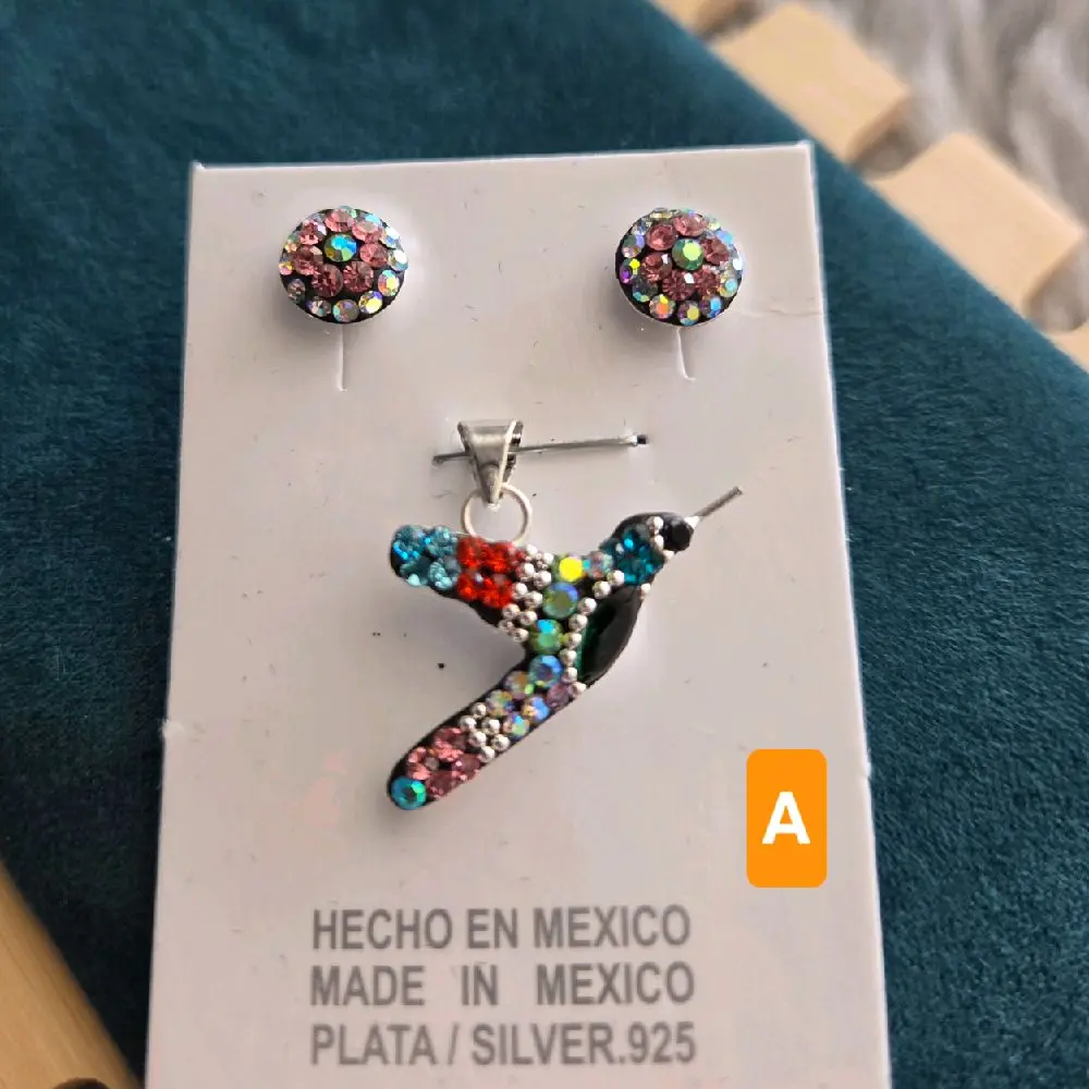 Pendiente en forma de colibri  Artesanal plata mexicana .925 con aretes.