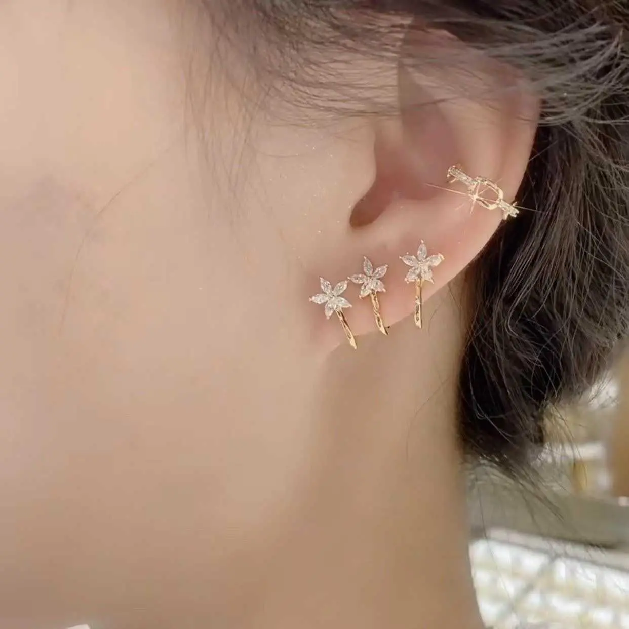 One Piercing with Three-Piercing Effect Earrings Delicate Petite Five-Petal Flower Stud Ear Climbers HNAN45