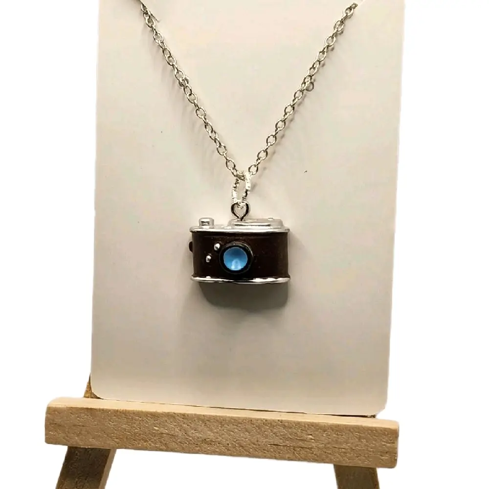 Vintage Camera Necklace for Photography Lovers with Metal Coating 18-inch Adjustable Chain Perfect Gift for Special Occasions