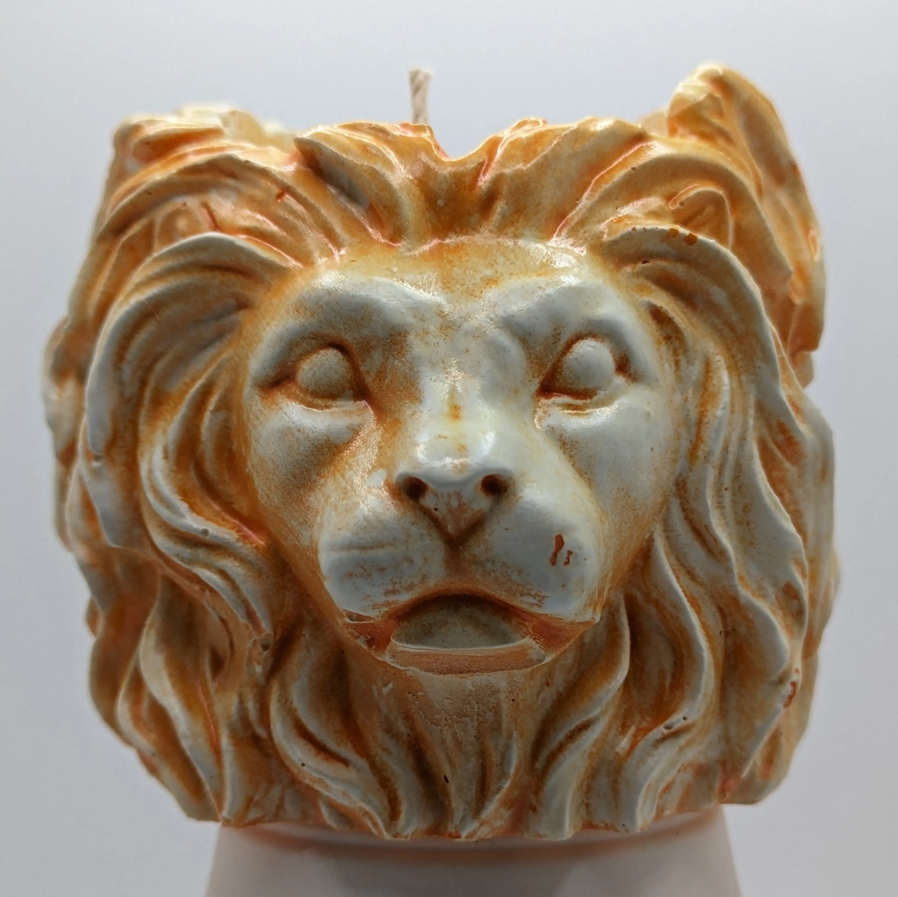 ZenGen Valiant Leonard Custom Roar Handcrafted Non-Toxic Scented Ceramic Aromatherapy Candle - 3-in-1 Tinted Woody Fragrance, Natural Beeswax-Soy Wax Blend, 3.5oz (3"x3"x3") Warm Lion Statue Decoration, Home Supplies