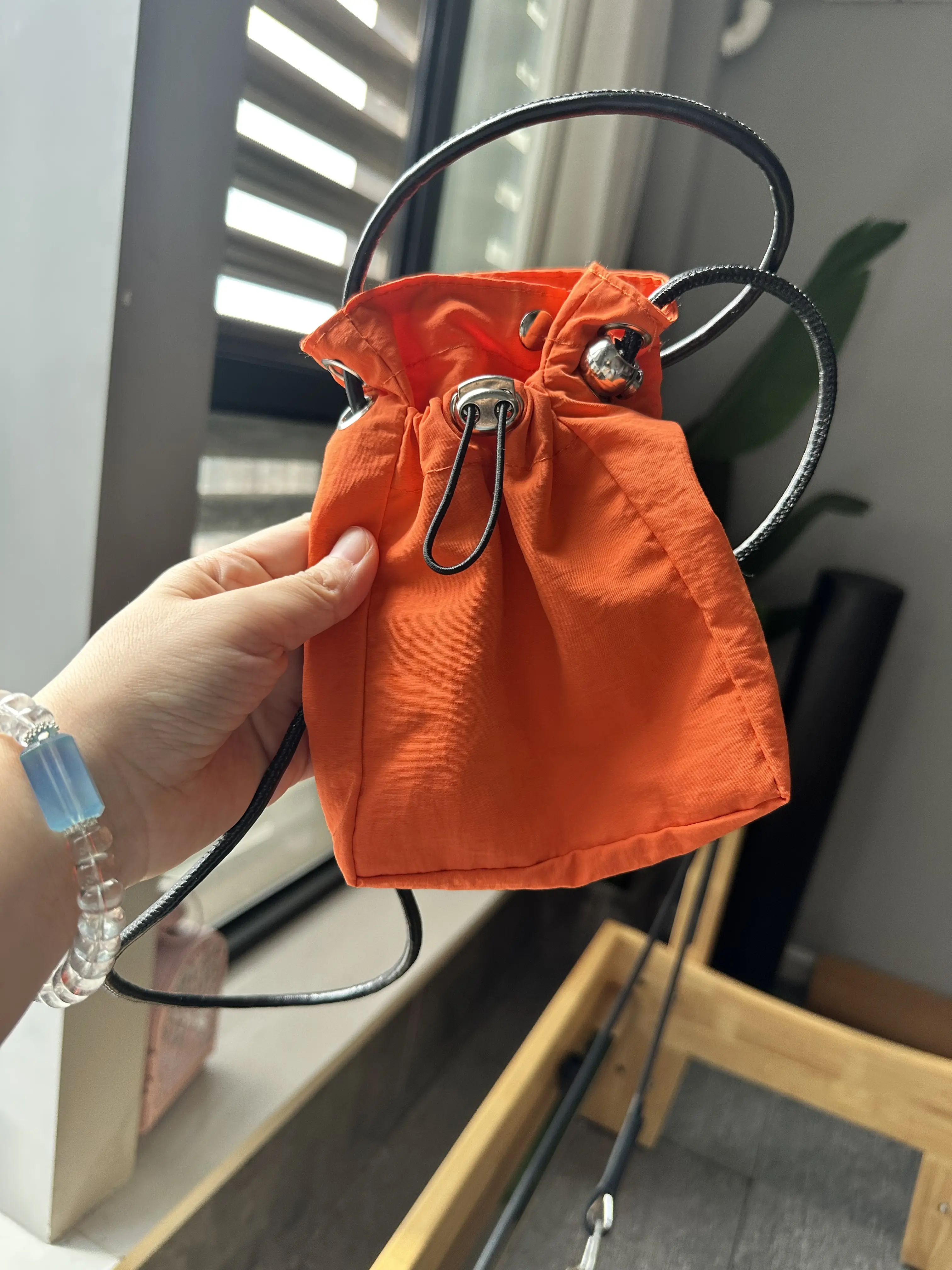 Women’s summer casual crossbody drawstring bag, trendy mini phone pouch, durable fabric, adjustable shoulder strap, lightweight stylish crossbody bag, trendy casual bag