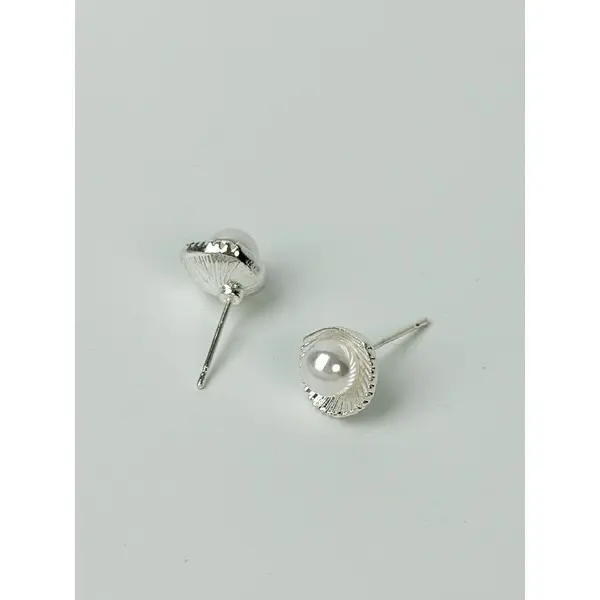 925 Silver Needle Shell Edge Pearl Stud Earrings lightweight