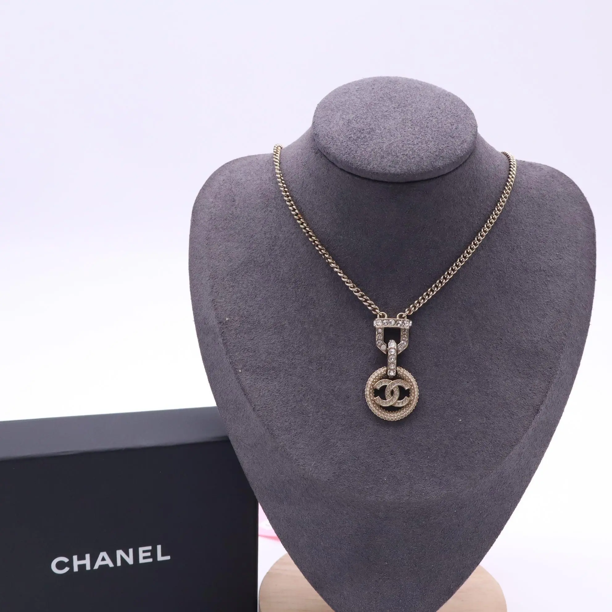 Pre-owned Chanel Crystal CC Circle Pendant Necklace twins LDJ5191