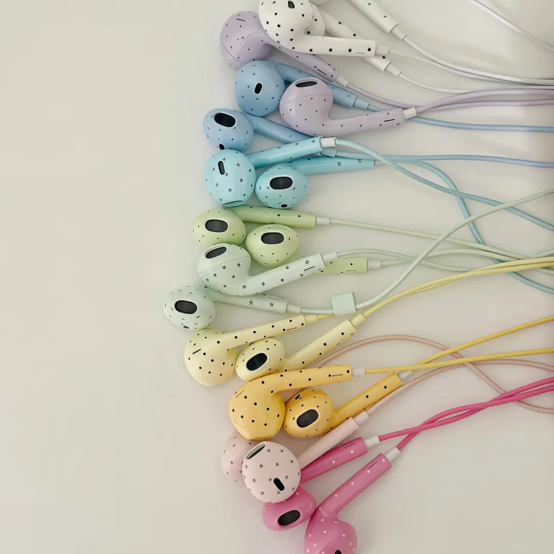 Korean Cute Star & Polka Dot Type C Wired Earbuds with Portable Metal Storage Box, Heavy Bass Semi Open In Ear Headphones with Mic, Girly Aesthetic Earphones for Music and Binge Watching, Compatible with iPhone 15/16/17 Pro Max/Plus/E/Air/Pro
