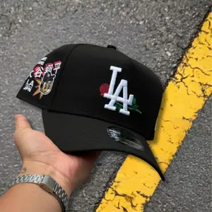New Era 9FORTY Los Angeles Dodgers Adjustable Baseball Cap – Black Curved Brim Hat with LA Rose Embroidery & Tokyo Series Side Patch, Collector’s Limited Edition 2026 Urban Streetwear Gorra premium, moda urbana para hombres y mujeres