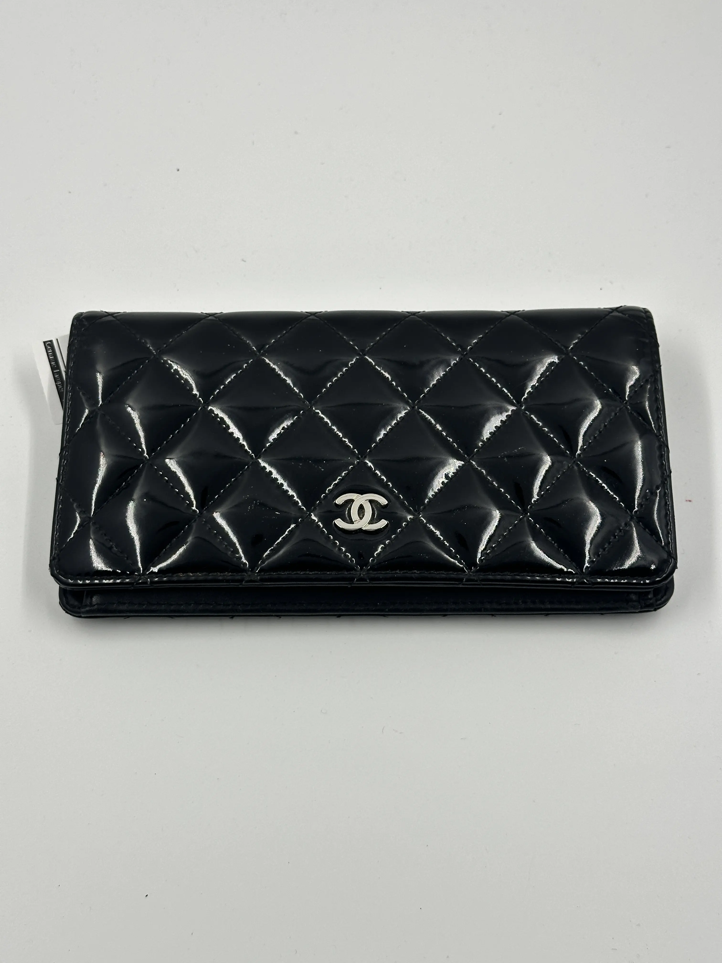Pre-owned CHANEL black patent leather Yen wallet A100957