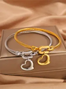 1 piece classic retro outer horsebit hollow heart bracelet, made of 304 stainless steel, suitable for daily wear, Christmas, and Valentine's Day, Heart Shaped Bracelet