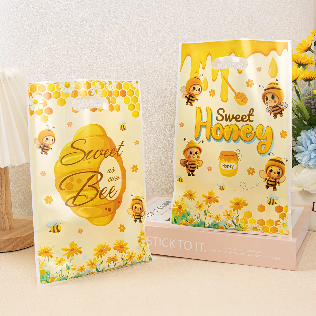 50 Bee Theme Plastic Gift Bags, Gift Wrapping Supplies, Creative Gift Packaging, Graduation Gift Wrapping, with Honeycomb and Bee Patterns, Handle Design, Perfect for Honey Party Favors and Gifts, Appreciation Gifts