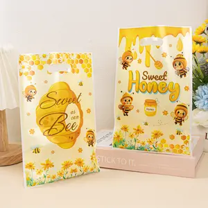 50 Bee Theme Plastic Gift Bags, Gift Wrapping Supplies, Graduation Gift Wrapping, with Honeycomb and Bee Patterns, Handle Design, Perfect for Honey Party Favors and Gifts, Appreciation Gifts