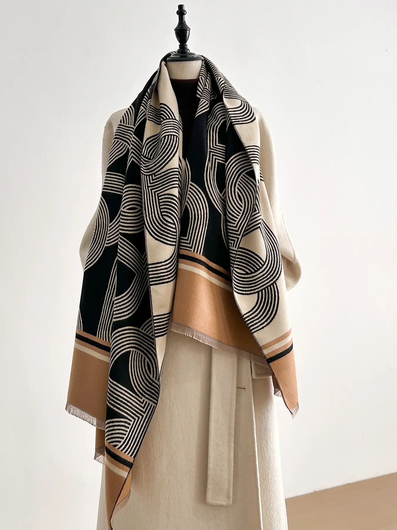 Bohemian Striped Scarf Shawl, Fitted Structure, Fashion Accessory for All Seasons, Trendy Woven Fabric, Perfect for Any Occasion