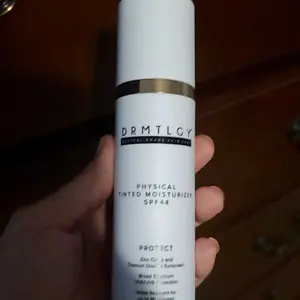 Product Review of DRMTLGY Physical Tinted Moisturizer SPF44 2 fl oz Water-Resistant Sunscreen from R**a
