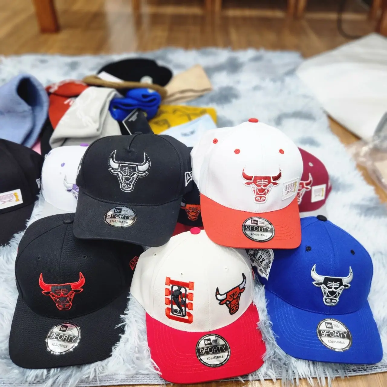 New Era Chicago Bulls Snapback Cap – 9FIFTY Flat Brim Baseball Hat with Embroidered Bulls Logo, Adjustable Closure, Black & Red
