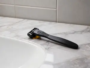 Ergonomic Razor Blade Collection  Performance Razor for Men’s Leg, Head, Chest & Arm Shaving – Ergonomic Zinc Alloy Handle, 5-Blade Cartridge with Aloe & Vitamin E, Designed for Coarse Hair – With 2 Cartridges