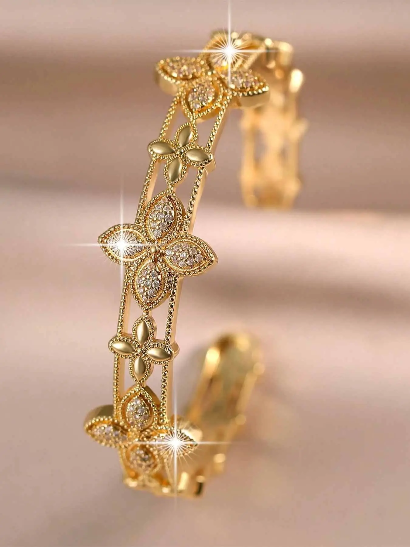 Luxury Four Leaf Clover Design Cubic Zirconia Bangle, Women's Elegant Shiny Charm Bracelet for Parties Weddings & Daily Wear, Fashionable Bangle