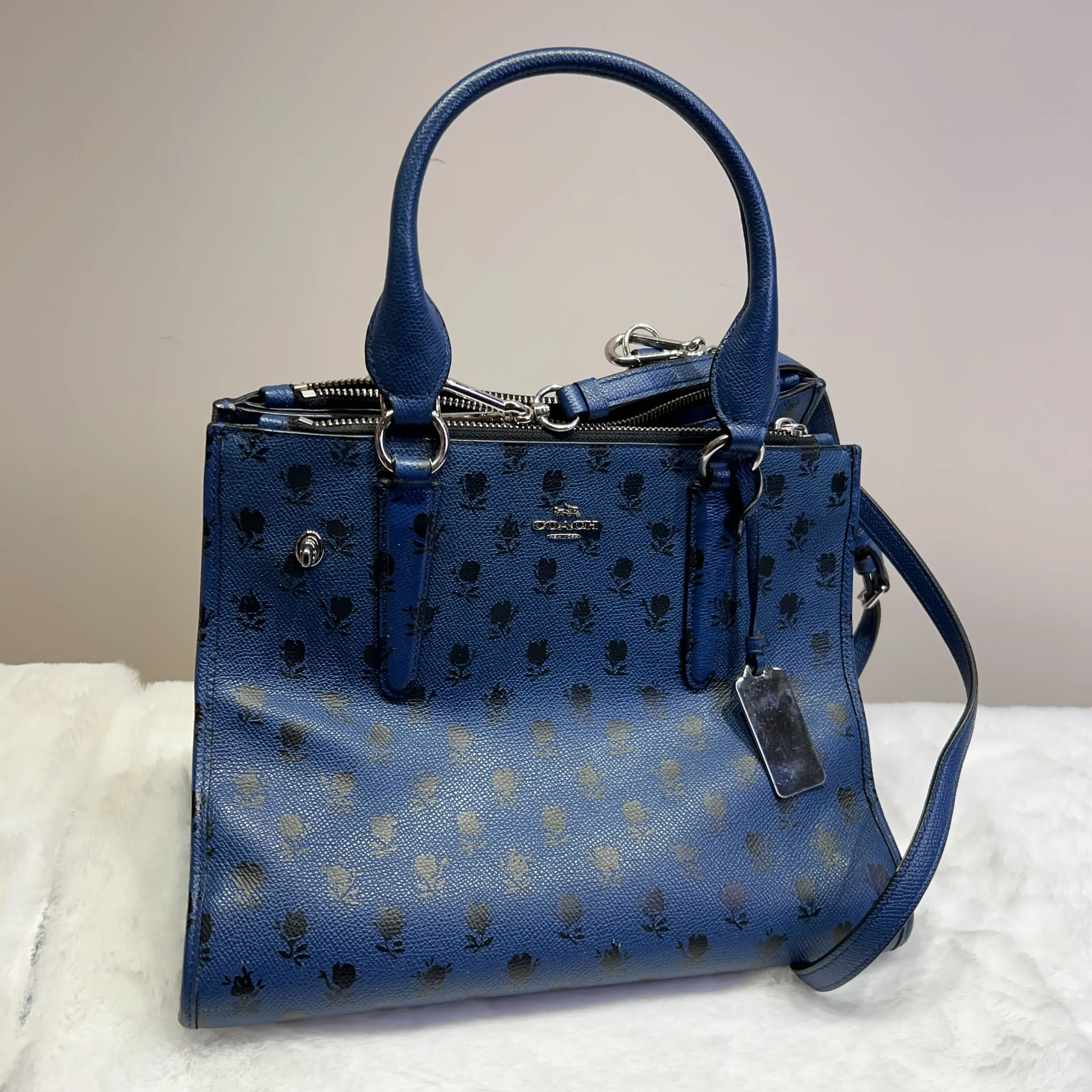 Pre-owned coach tote bag, can be carried by hand or worn crossbody, 714032