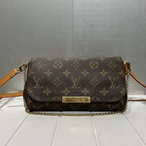 Pre-owned Louis Vuitton Leather Crossbody Bags Monogram Favorite MM 92195731