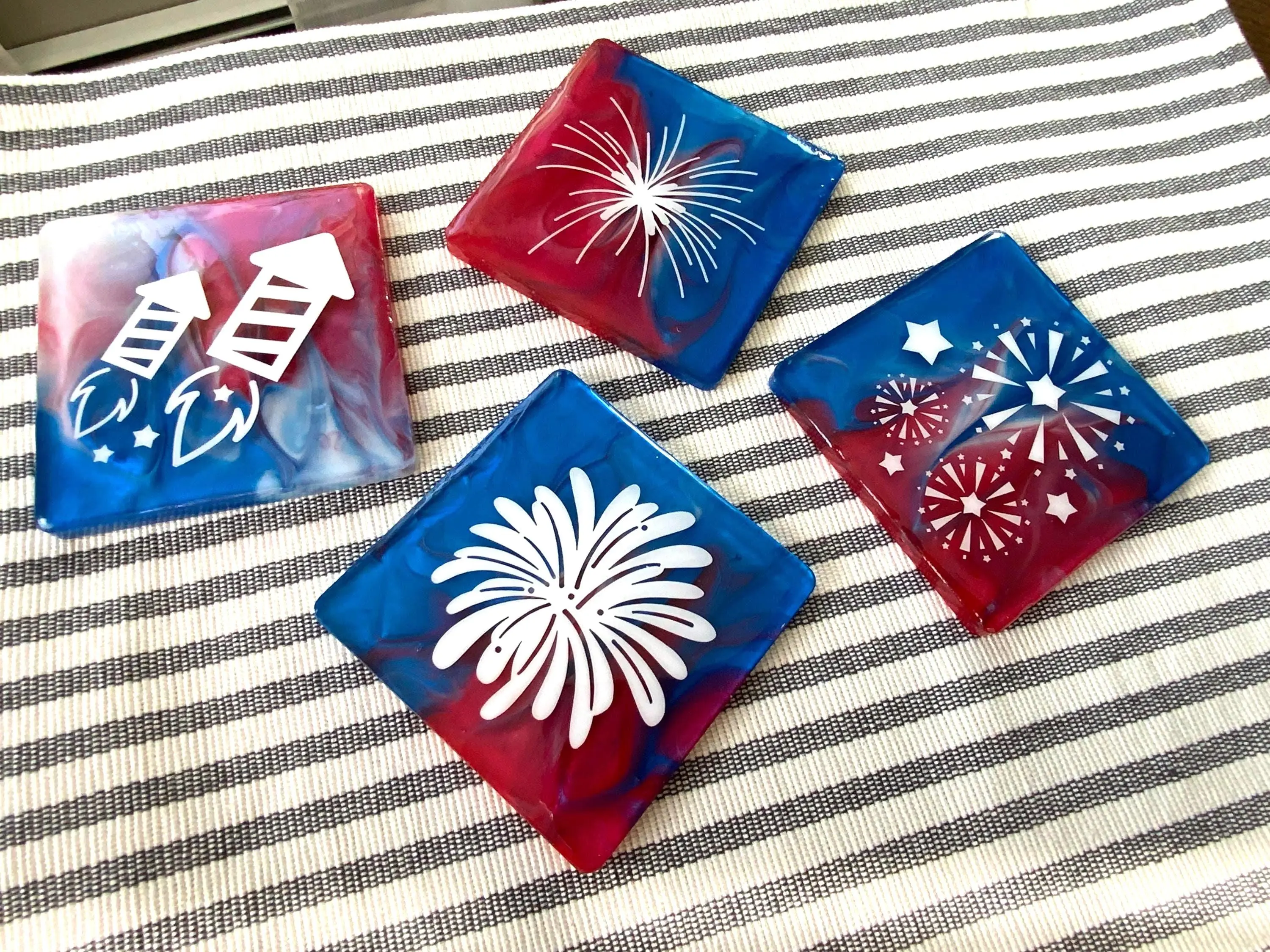 Patriots' Handcrafted Epoxy Resin Festive Tableware Coaster, 4-Piece Kitchenware Set