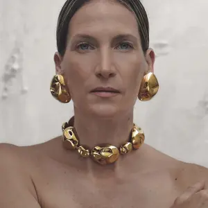 A stainless steel gold version of the retro-style large metal earrings. Suitable for women to wear, it exudes a fashionable vibe. With a geometric design style, it is a popular jewelry choice for European party occasions and is suitable for wearing in 202