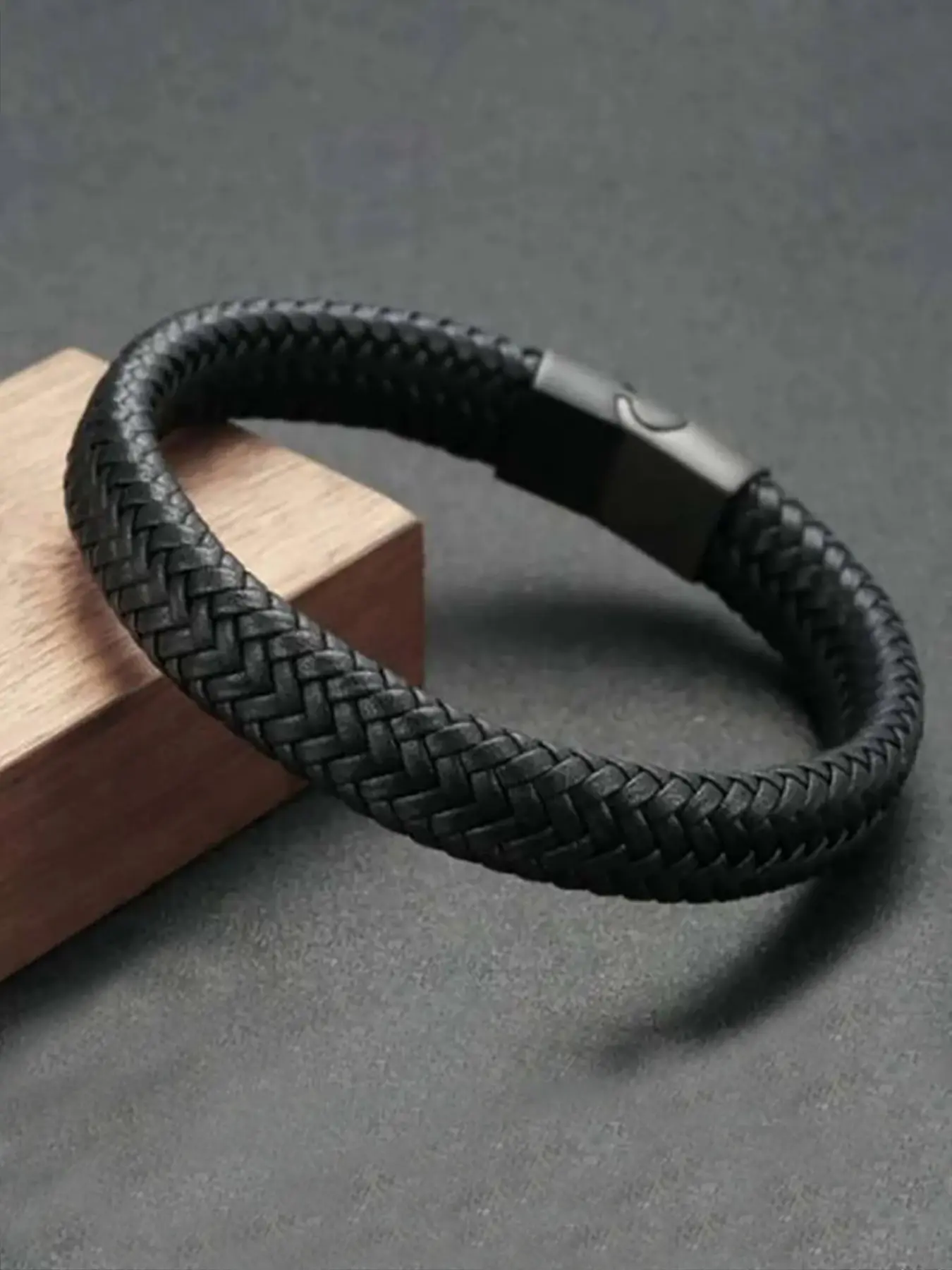 1PC Black PU Leather Magnetic Bracelet Bracelet Style Men's Mature and Stable and Elegant Giving Men The Best Gift for Men Leather Braided Bracelet
