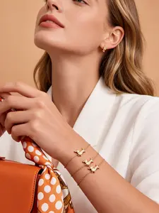 A diamond studded dachshund shaped thin chain bracelet, with a delicate and playful style and a touch of light luxury, suitable for wearing in various scenarios such as daily commuting, dating, leisure, etc.