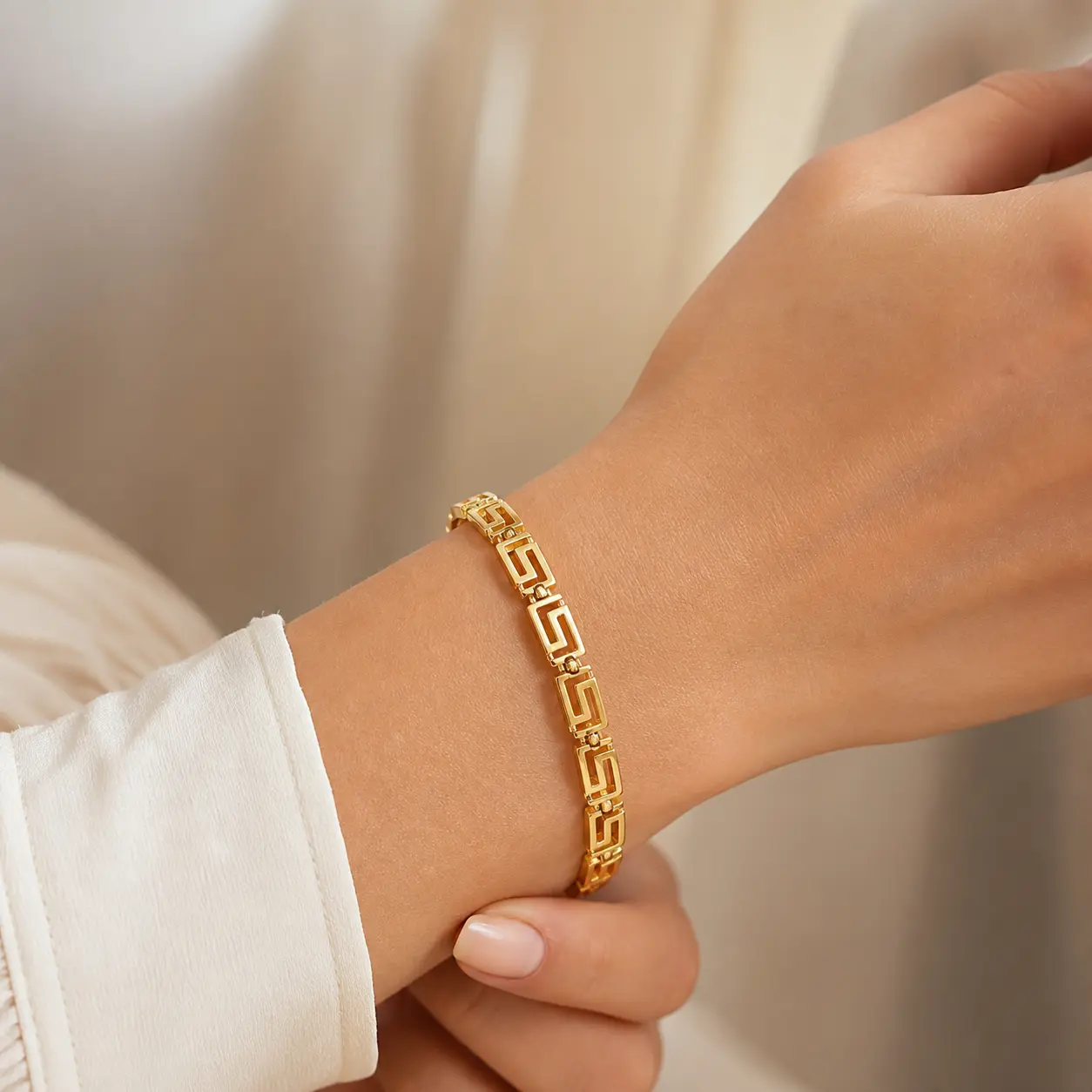 Women's Retro Geometric Gold Chain Bracelet - Bangle Stack, Bold Statement Chunky Chain, Fashion Versatile Wrist Candy, Casual Classic Everyday Costume Jewelry Accessory with Metallic Detail