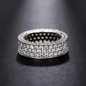 Unisex influencers are full of stars and rows of zircon rings