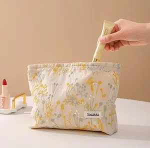 Embroidered Floral Makeup Bag, Aesthetic Canvas Cosmetic Pouch , , Embroidery Craft , Stylish Floral Design , Cute Portable Toiletry Organizer for Women, Soft Fabric Make Up Bag for Purse , Gift for Sister, Daughter, Mother’s Day