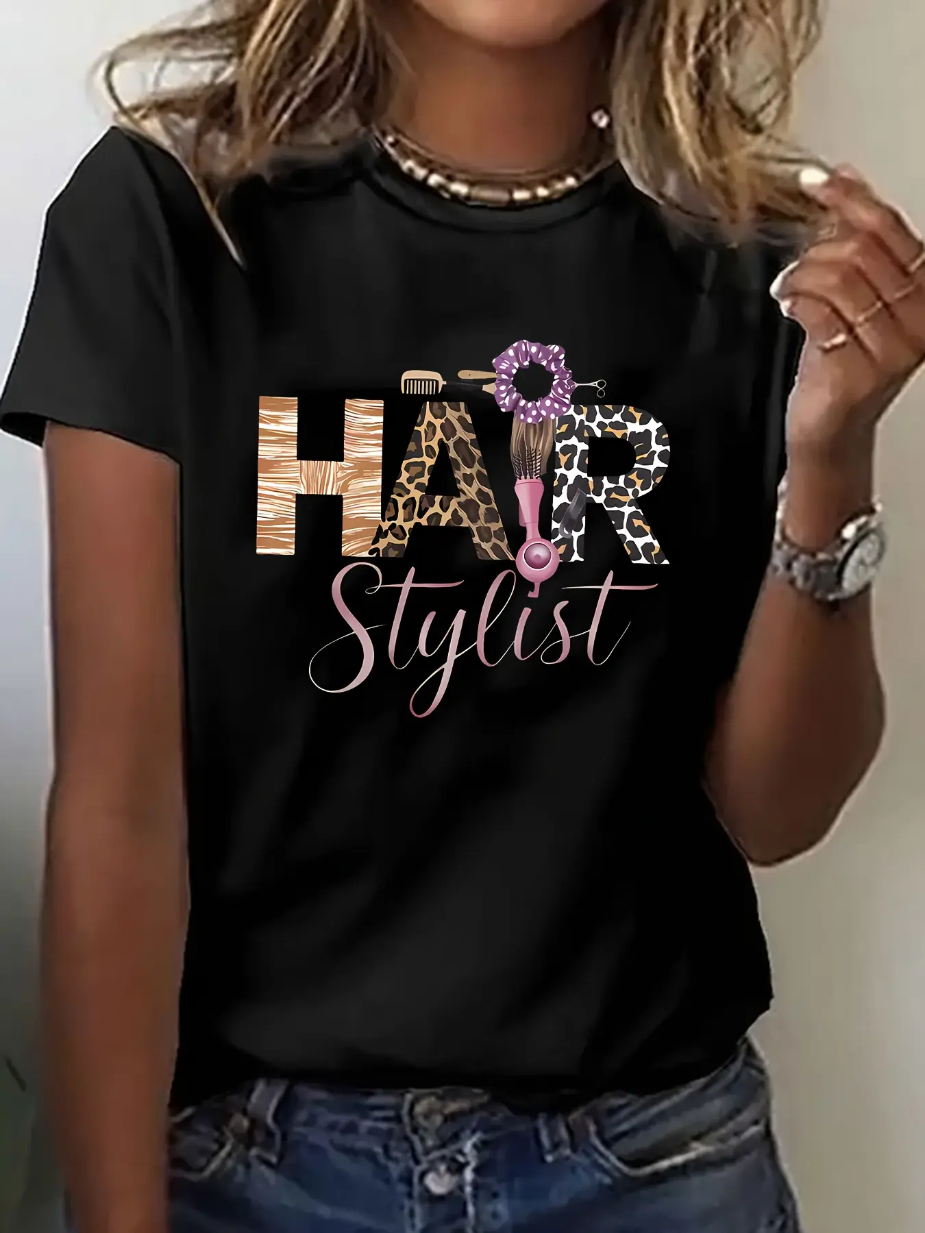 Women'S Stylish "Hair Stylist" Graphic Tee - Black Short Sleeve Crew Neck T-Shirt with Scissors & Comb Design, Casual Summer Top for Salon Professionals, Salon Workwear| Playful Print| Comfortable Fit, Hairdressing Apparel