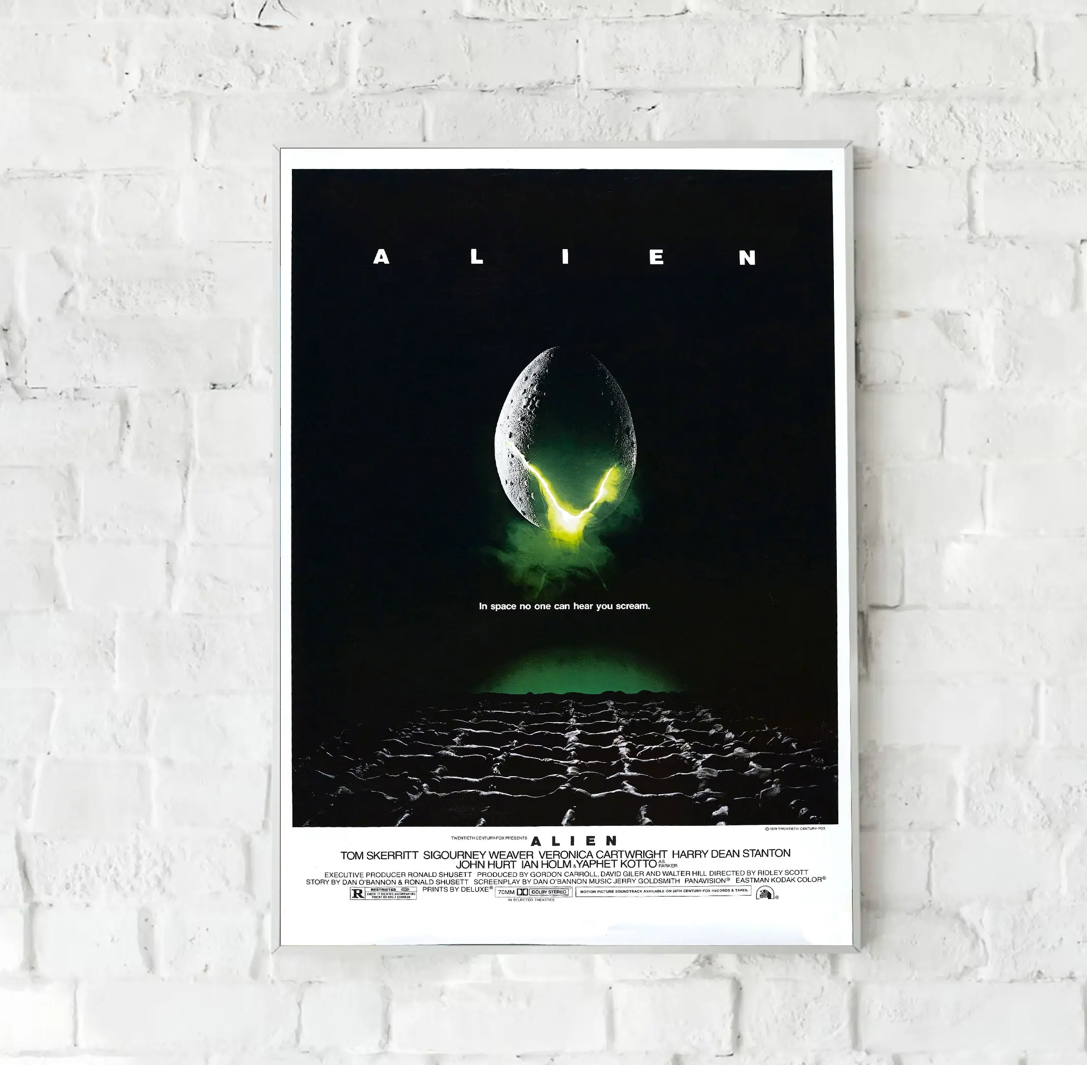 Alien Movie Poster, Alien 1979 Horror Film Poster, Ripley and Alien, Alien romulus Retro Vintage Art Print Horror Gift Wall Decor Unframed