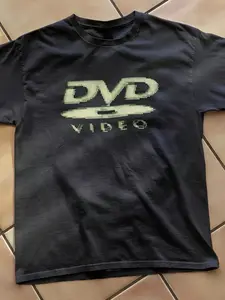 1 Men‘s & Women’s Vintage Inspired Tee, Oversized Loose Fit with Static TV “DVD” Logo Print, Soft for 2000s Aesthetic, Casual Everyday Wear, Menswear and Retro Events, Streetwear