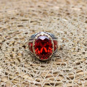 Vintage men's wide-face ring, oval red synthetic cubic zirconia two-tone ring, sword-shaped relief, exquisite and unique enamel details, a glamorous Gothic vintage men's jewelry.