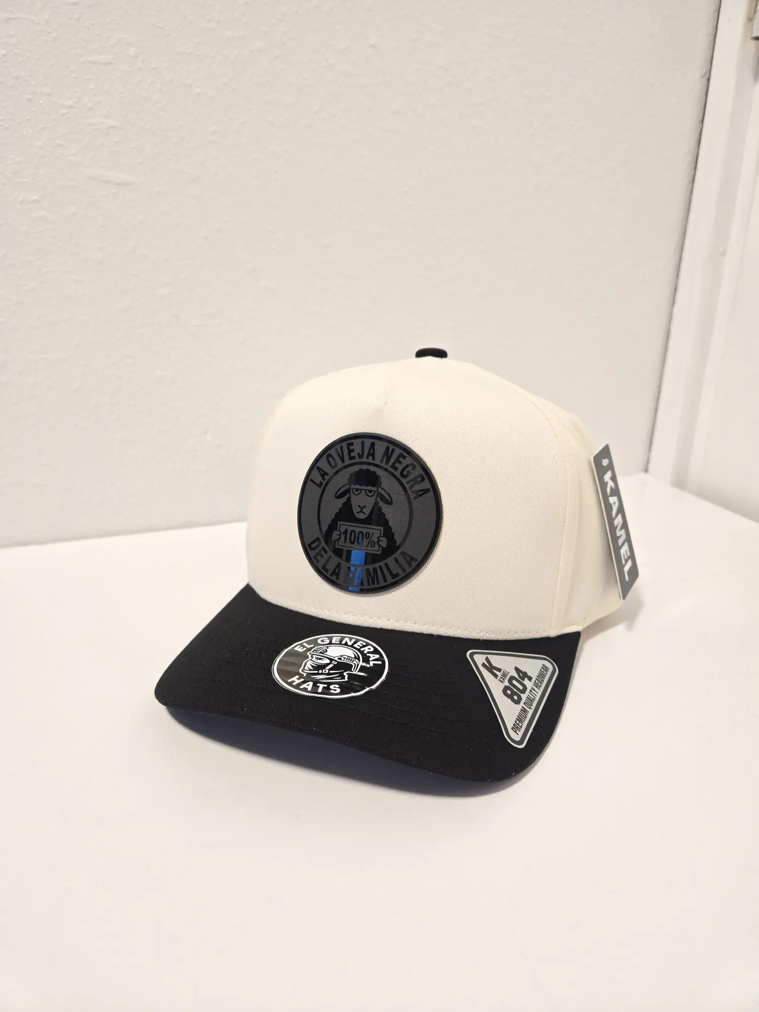 Gorra de Novedad Oveja Negra de la Familia, Natural/Black Snapback with Imagen Oveja negra de la Familia, Gorra de Oveja Negra de la Familia de alta calidad, Oveja negra de la Familia Cap