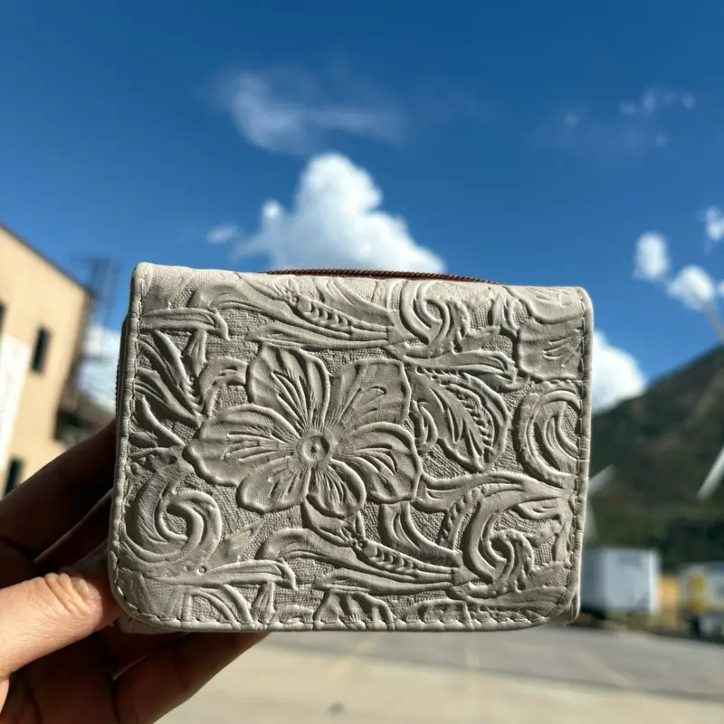 Women's  Mexican  Leather Bifold/Trifold Wallet, Intricate Floral Tooled Design, Contrasting hueso Stitching, Magnetic Closure. Upper: leather Lining: textile Corte: piel forro: textil