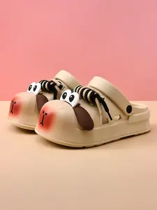 Cute cartoon character clogs, suitable for both men and women, made of EVA material with non-slip and odor-resistant features, versatile for indoor and outdoor use.