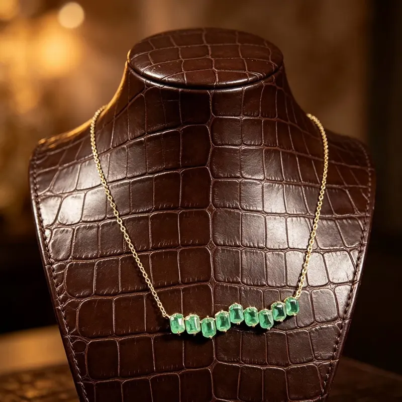 <PingEast jewelry> 925 sterling silver necklace featuring a pendant set with nine 3mm x 4mm natural Colombian emeralds, with a chain length of 42-45cm, and comes with a certificate
