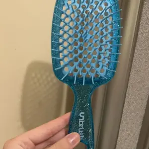 Product Review of UNbrush OG Detangling Hair Brush by FHI HEAT from a**🏻