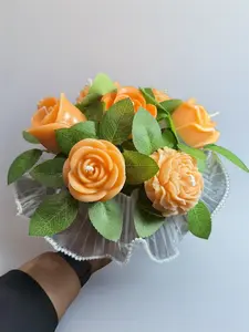 Bouquet de flores de cera con hojas.